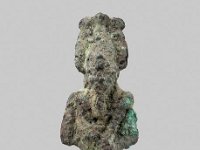 Aeg B 27  Aeg B 27, Gegend von Assuan, Spätzeit, Osiris, Bronze, H 5,5 cm, B 2,0 cm, T 1,2 cm : Bestandskatalog Ägypten, Museumsfoto: Claus Cordes